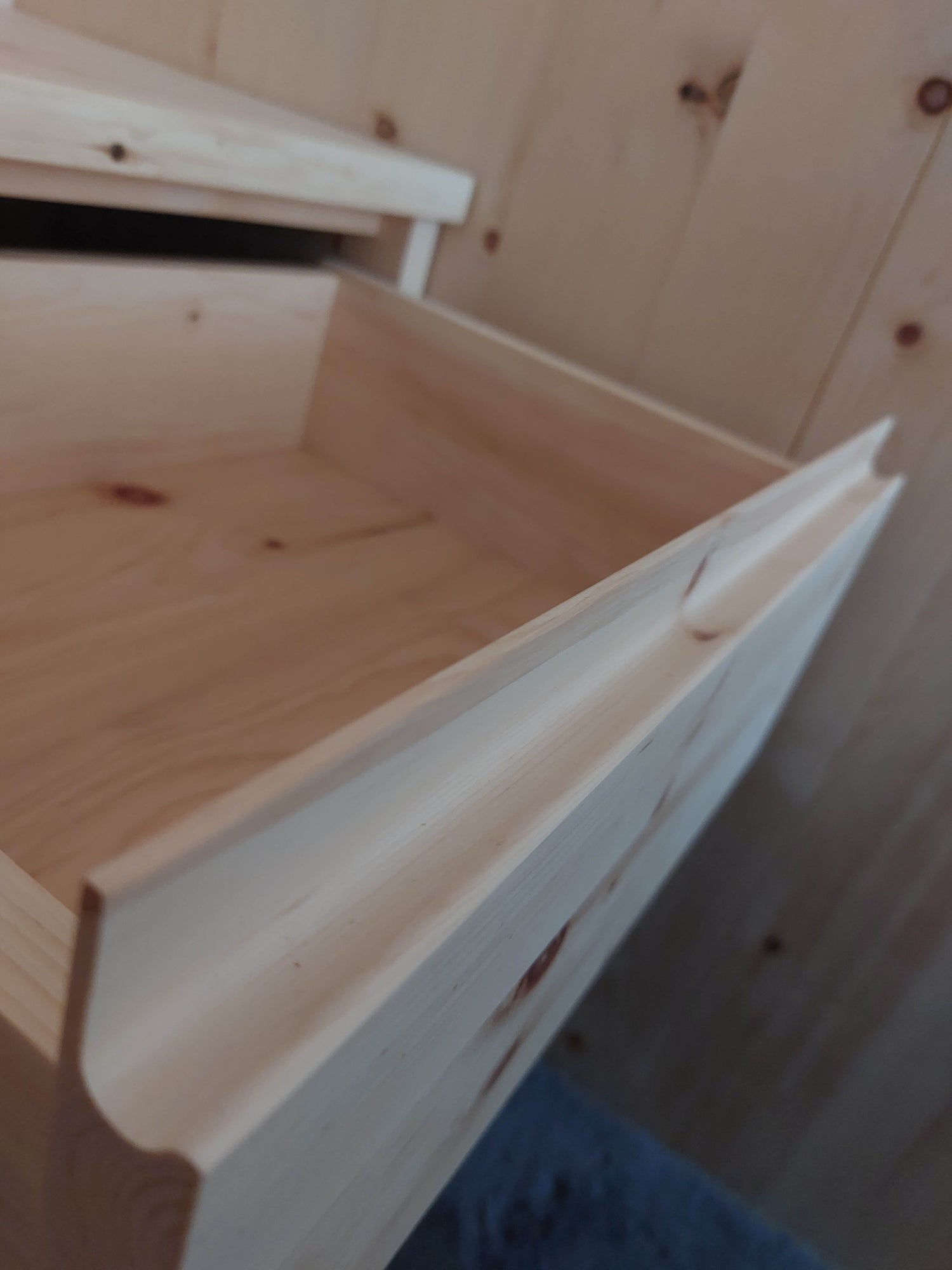 Nachttisch modern Zirbe Massivholz Möbel Schreiner Handwerk Arve Nachtkästchen Beistelltisch rustikal Schlafzimmermöbel Bett Massivholzbett Zirbenholzbett