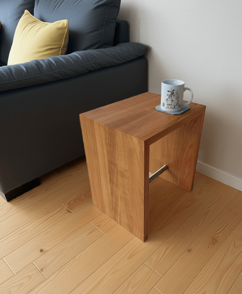 Kirsche Hocker - handgefertigter Design Sitzhocker Beistelltisch Nachttisch - moderne Einrichtung für Schlafzimmer, Wohnzimmer und Küche in Massivholz