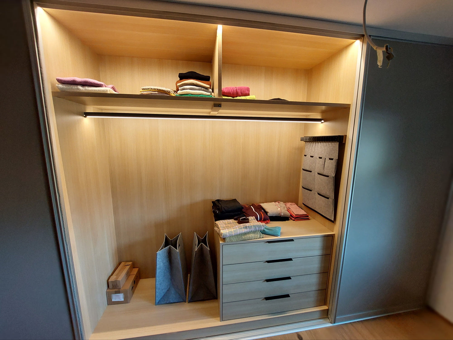 Ankleidezimmer Einbauschrank Schrank Schiebetürenschrank LED Lichttechnik Designermöbel Schreiner Schlafzimmer Lichttechnik Möbel Schiebetürenschrank