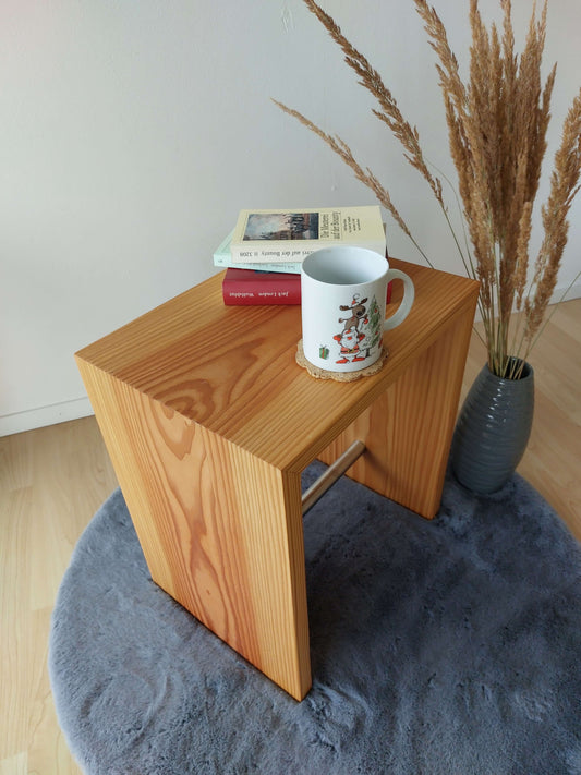 Design Hocker in massiv Holz Lärche