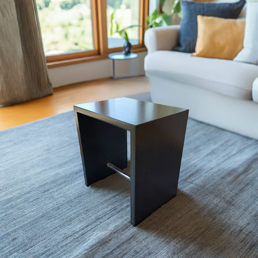 Wohnzimmer stilvoll einrichten mit modernem Beistelltisch und Hocker