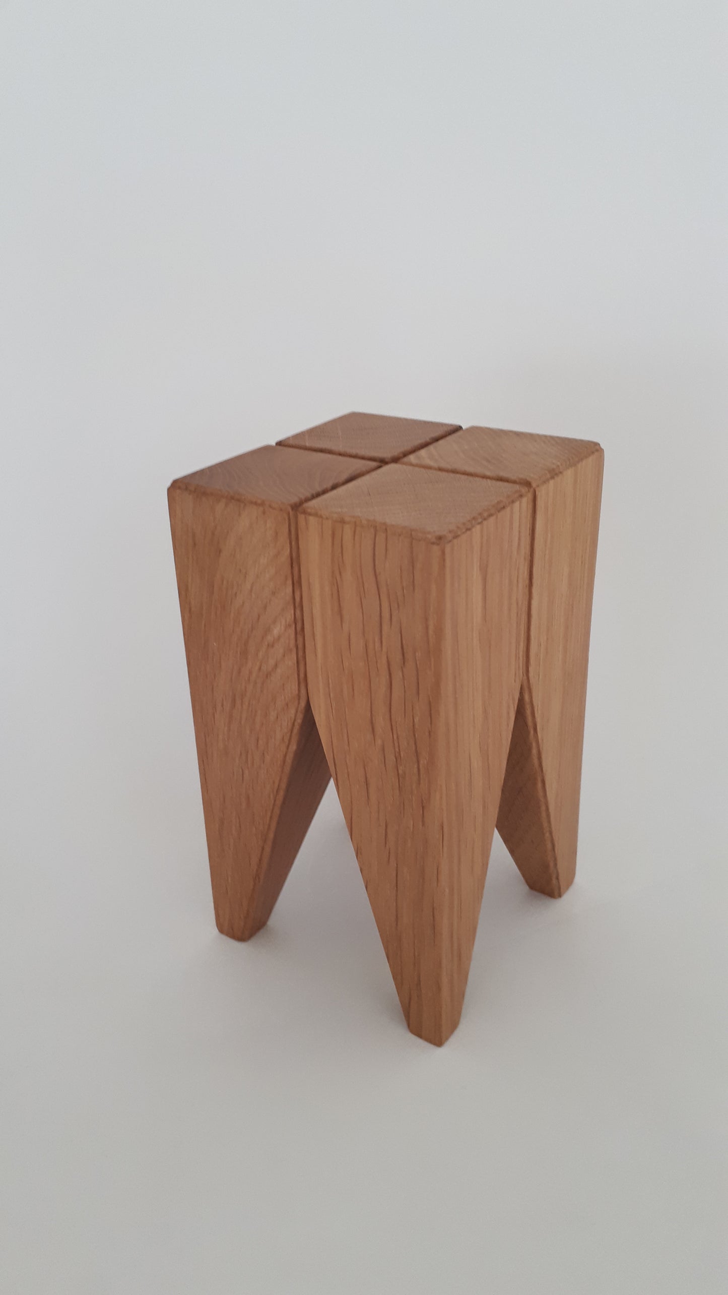 Buchstütze Statue Holz Figur Deko Accessoire Handarbeit hochwertig exklusiv modern Design Eiche Massiv Holz Geschenk Idee Einrichtung Wohnzimmer 