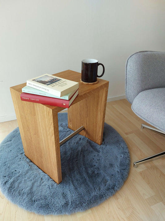 moderner Hocker Eiche Design Beistelltisch Couchtisch Nachttisch Nachtkästchen Holz Wildeiche Massivholz Wohnzimmer stilvoll einrichten Schlafzimmer Küche Sitzbank Büro Wartezimmer Praxis