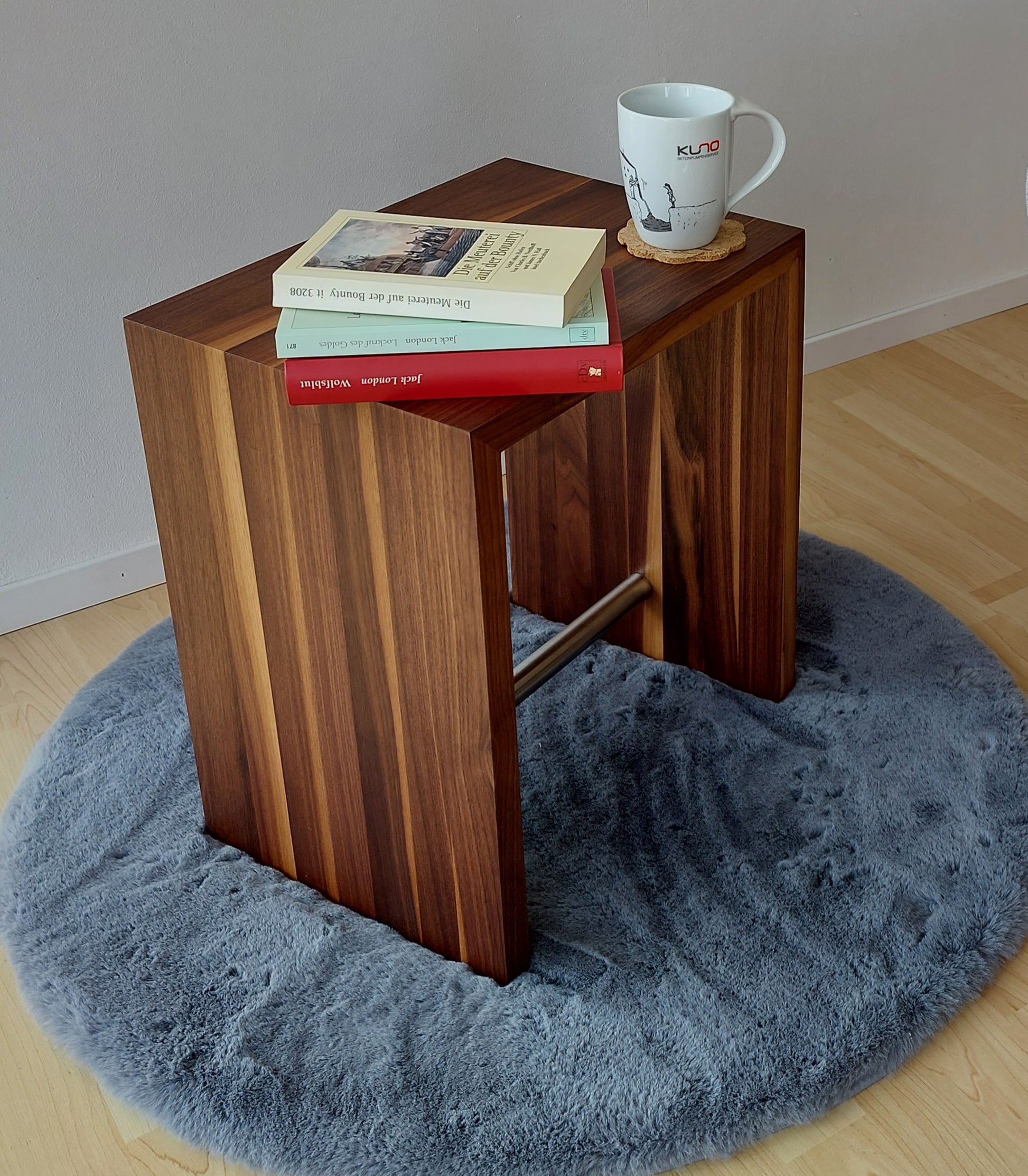 Design Hocker Beistelltisch Nussbaum modern Holz massiv Nachttisch Couchtisch Sitzbank Sitzhocker Wohnzimmer Schlafzimmer Küche Bad Garderobe Praxis Zahnarzt Arzt Kanzlei Büro Wartezimmer 