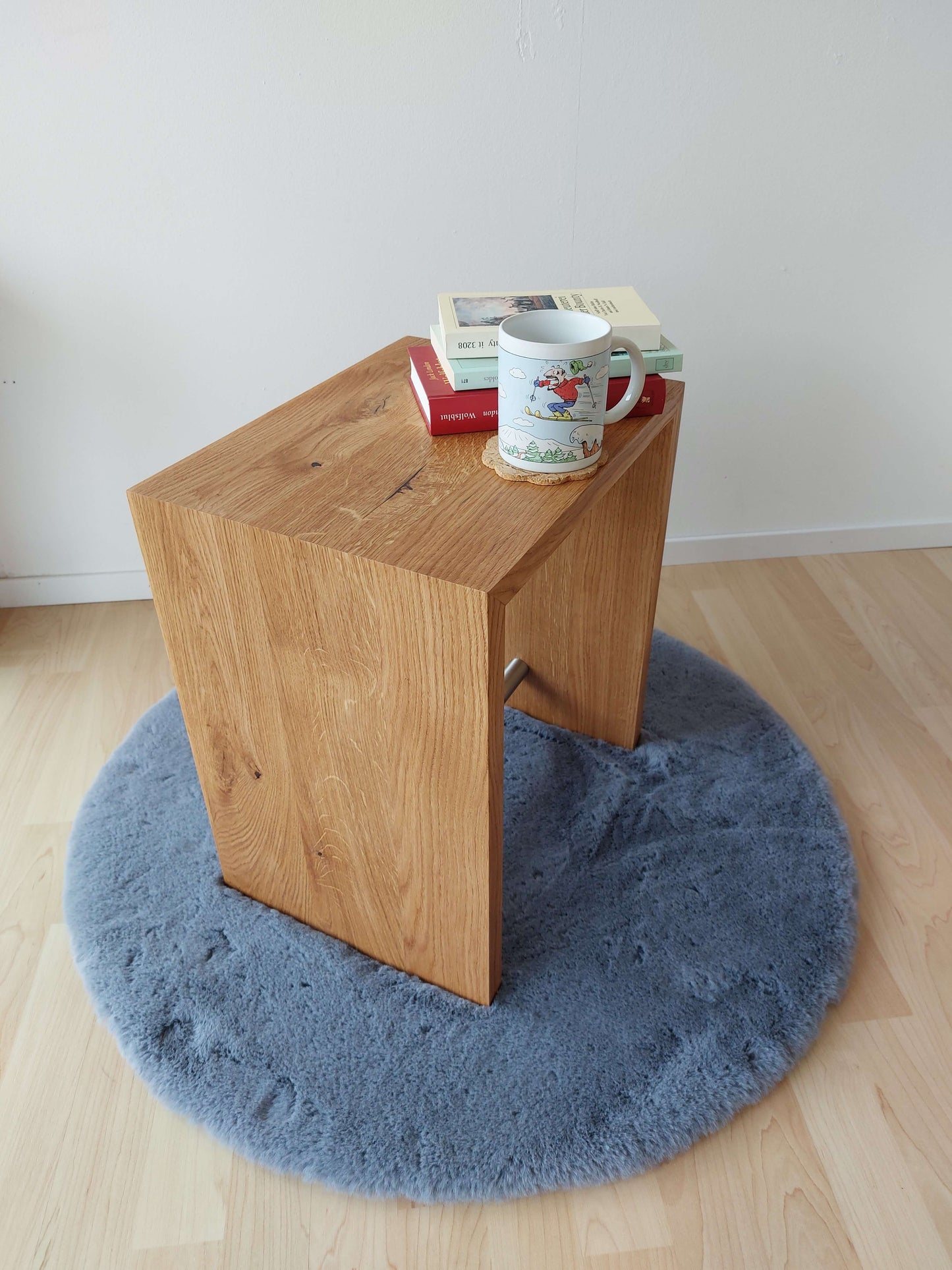 Designer Einrichtung Hocker Beistelltisch modern Couchtisch Holzhocker Nachttisch Nachtkästchen Wildeiche Holz Eiche Wohnzimmer einrichten Schlafzimmer Einrichtung Küche Praxis Büro Arztpraxis Besprechungszimmer Tisch Bank Sitzbank