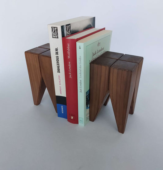 Buchstütze Statue Holz Nussbaum Wohnaccessoire Deko Wohnzimmer gestalten Einrichtung Idee Exklusiv Handarbeit made in Germany Accessoire Backenzahn Hocker Design Zahnhocker Geschenk Holz 