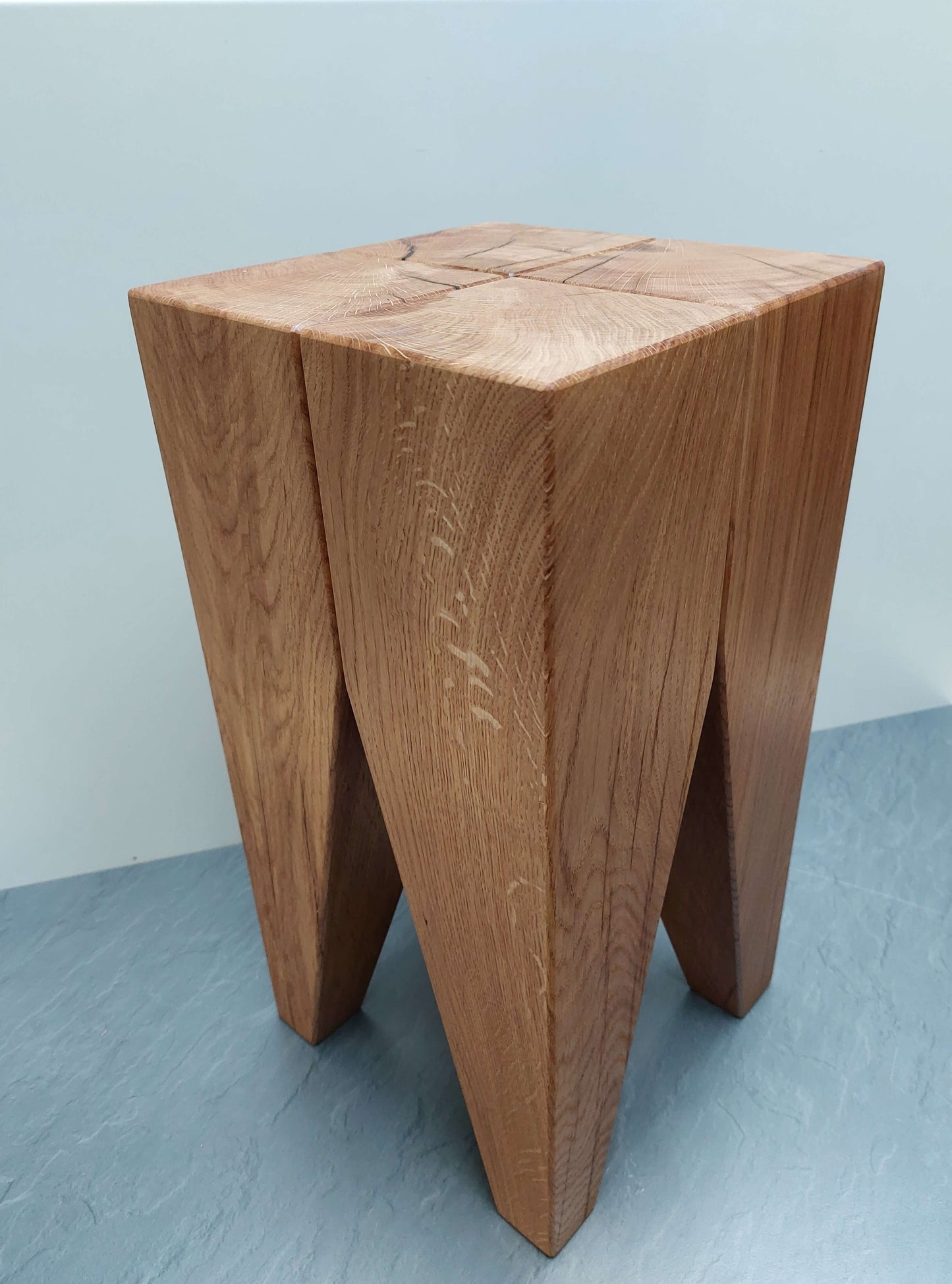 moderner Design Hocker Eiche Holz Beistelltisch Zahnhocker Couchtisch Nachttisch Schlafzimmer Massivholz Büromöbel Designer Einrichtung  Möbel Arztpraxis Wartezimmer Praxis Büro Arzt Zahnarzt