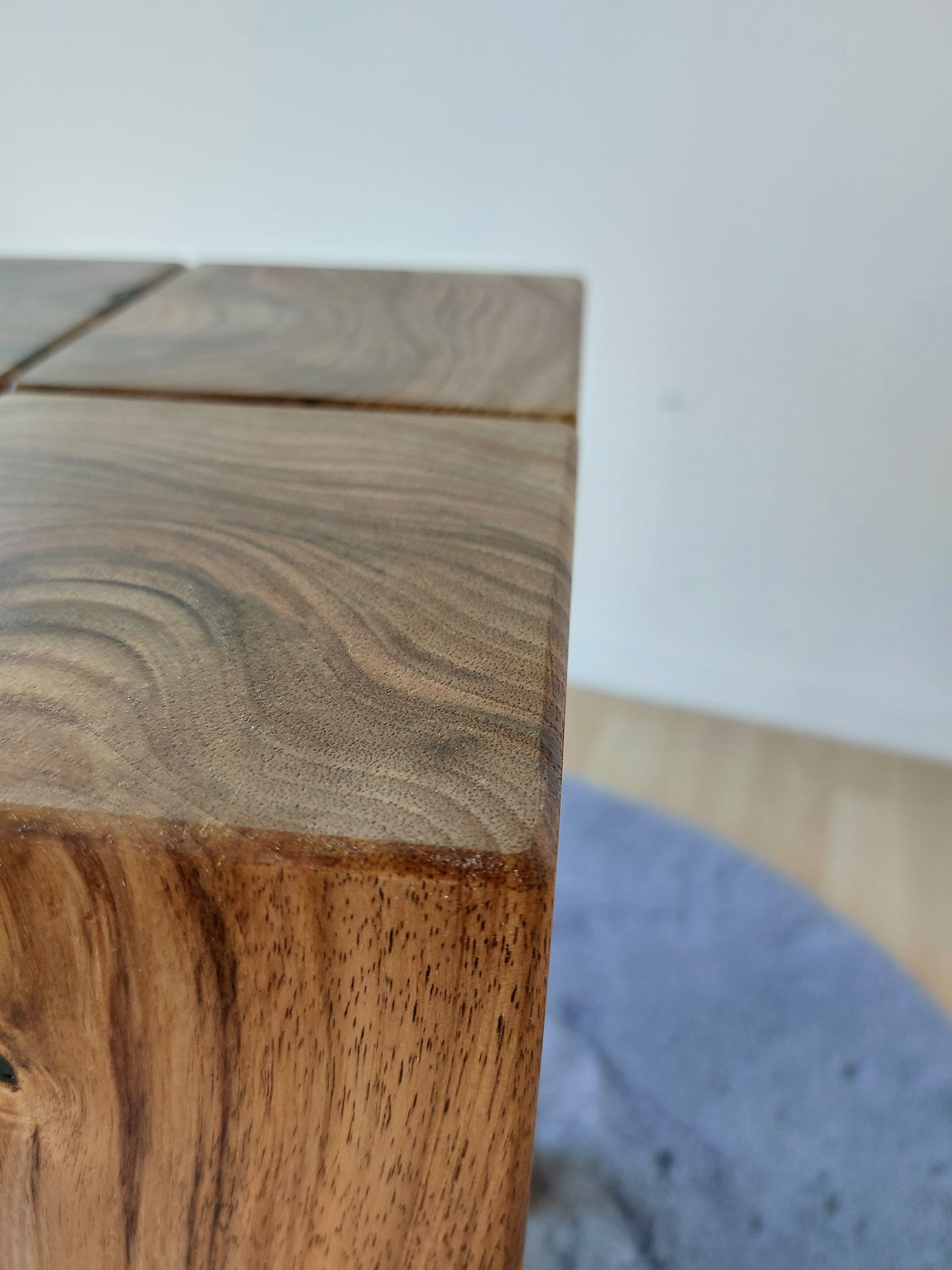 Design Hocker Beistelltisch Nachttisch Couchtisch Designer Zahnhocker Nussbaum massiv Holz Walnuss modernes Design Sitzbank rustikal Balken Coffeetable Maserung Edelholz Backenzahn Arzt Praxis Büro Zahnarzt