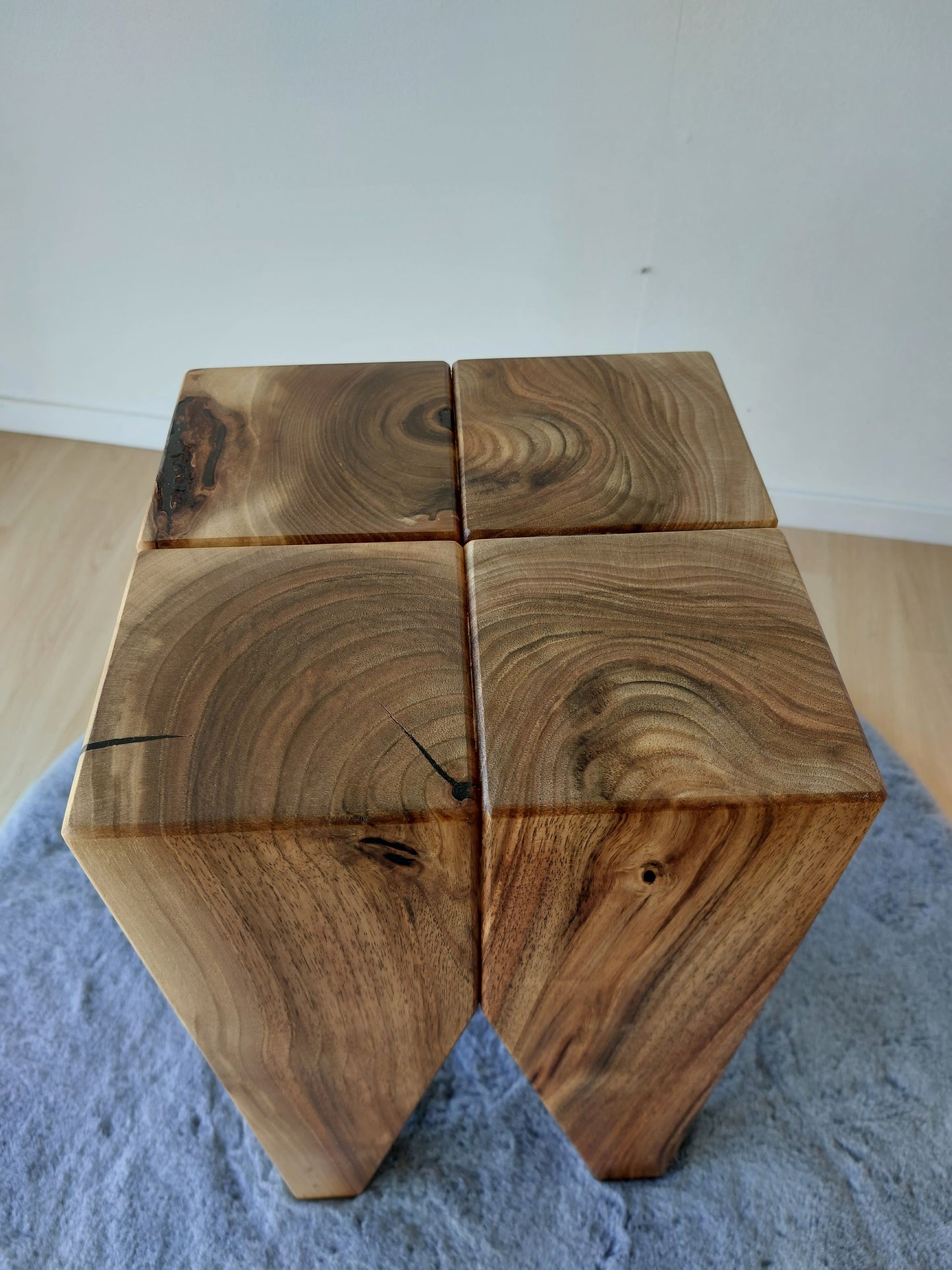 Beistelltisch Holz Hocker Nussbaum rustikal Backenzahn Design Zahnhocker Couchtisch Nachtkästchen Sitzhocker Bank Stele Stummer Diener Walnuss Designer Einrichtung Arztpraxis Büro Arzt 