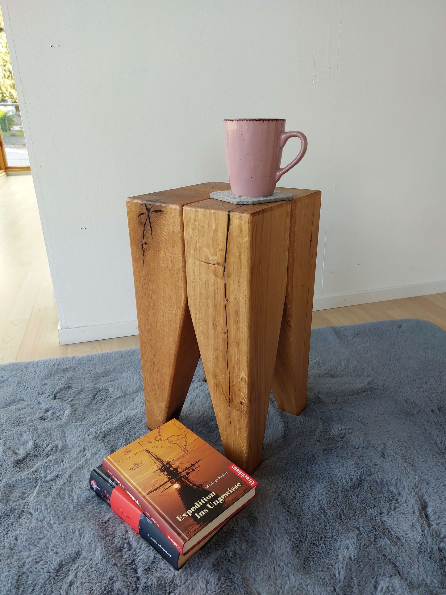 Design Hocker Eiche massiv Holz Beistelltisch modern Zahnhocker Wildeiche Couchtisch Küche Schlafzimmer Wohnzimmer einrichten rustikal Designer Einrichtung Möbel Zahnarzt Praxis Büro Kanzlei Arzt Esszimmer