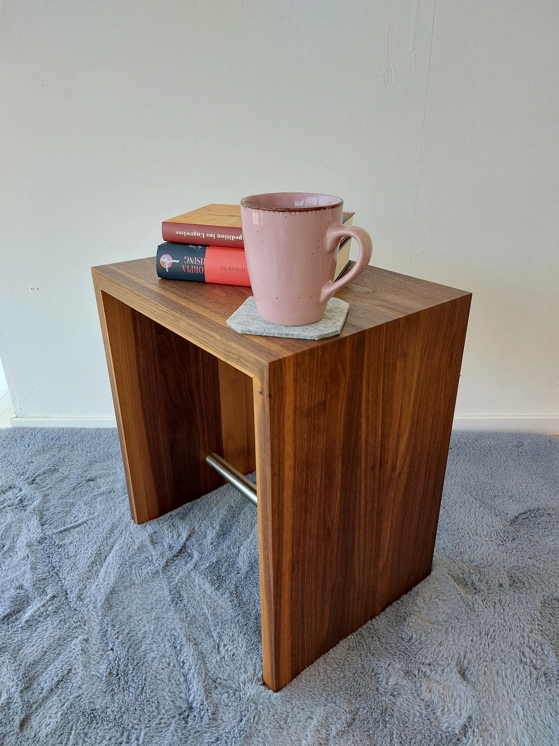 Holz Hocker Beistelltisch Nachttisch Couchtisch Sitzbank Sitzhocker Nachtkästchen Stummer Diener Amerikanischer Nussbaum Massivholz Wohnzimmer Schlafzimmer Küche Bad Designer Möbel Einrichtung Arztpraxis Wartezimmer Kanzlei Büromöbel Büro Ulmer Hocker Nussbaum Design