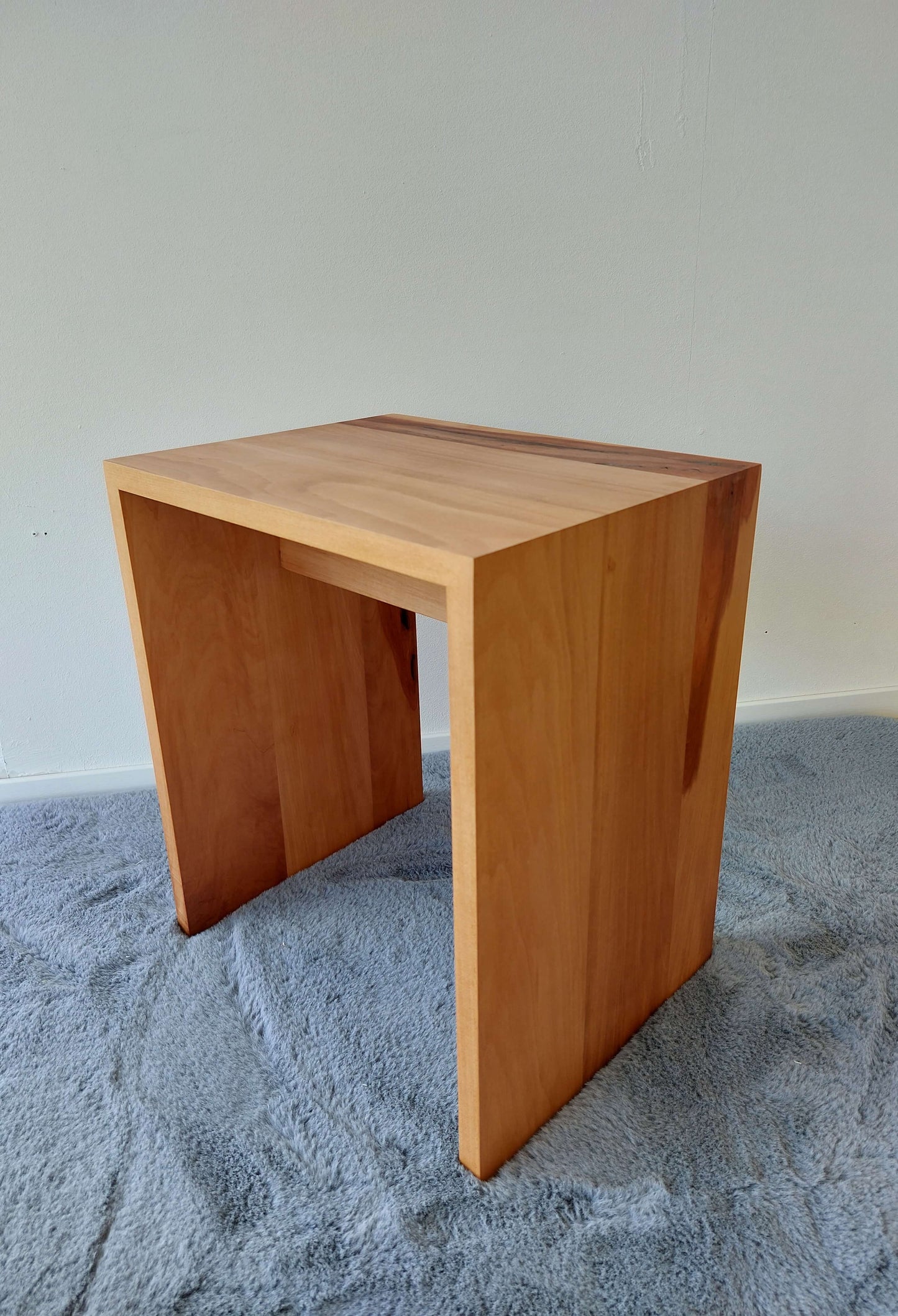 Moderner Hocker Beistelltisch Nachttisch Sitzbank Sitzhocker Couchtisch Birne Obstholz Edelholz Wohnzimmer Schlafzimmer Küche moderne Designer Einrichtung 