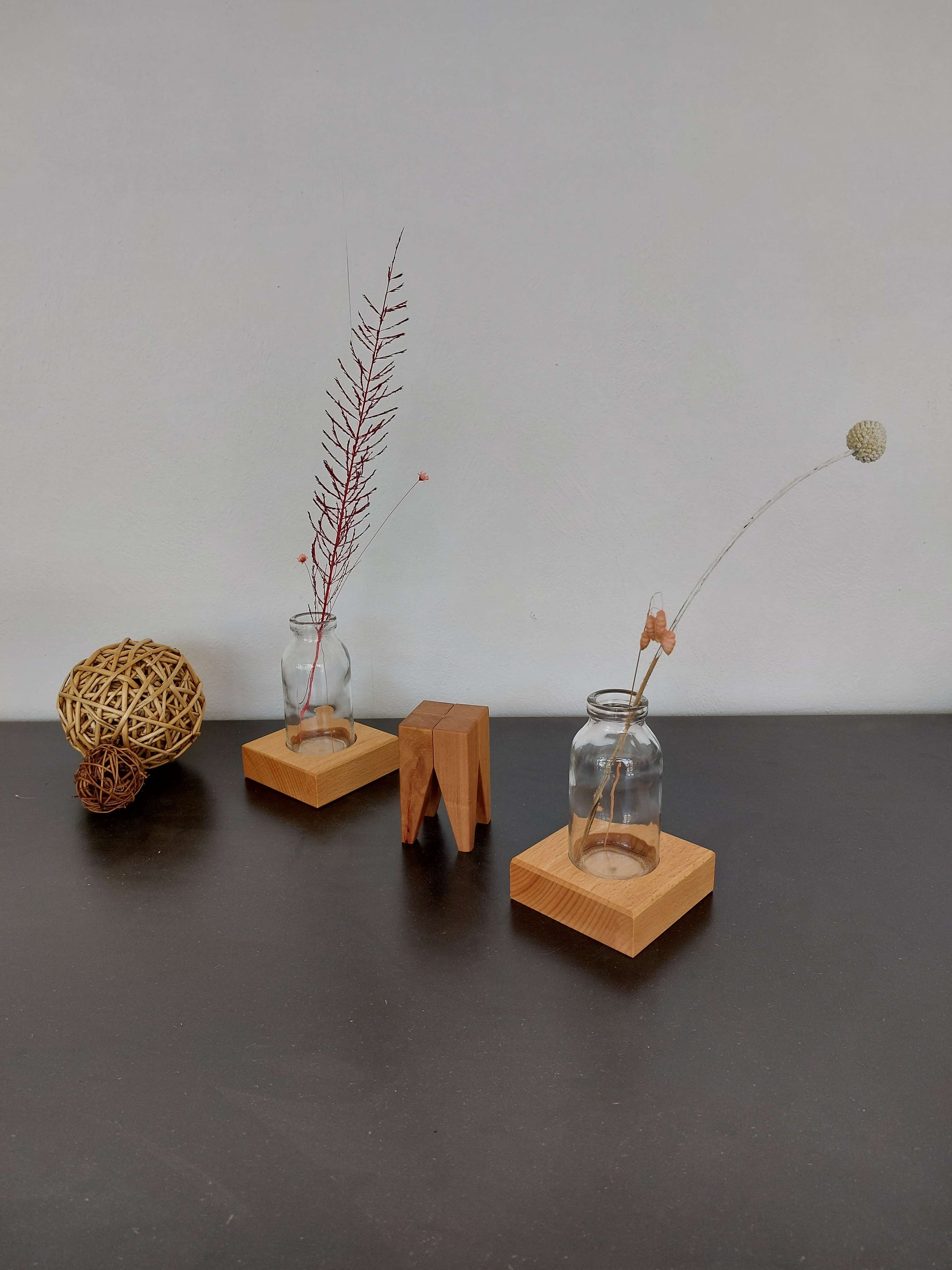 Blumenvase Holz Glas Blumen Hochzeitsdeko Deko Hochzeit Tischdeko Wohnzimmer dekorieren Einrichtung Backenzahn Hocker Figur Statue