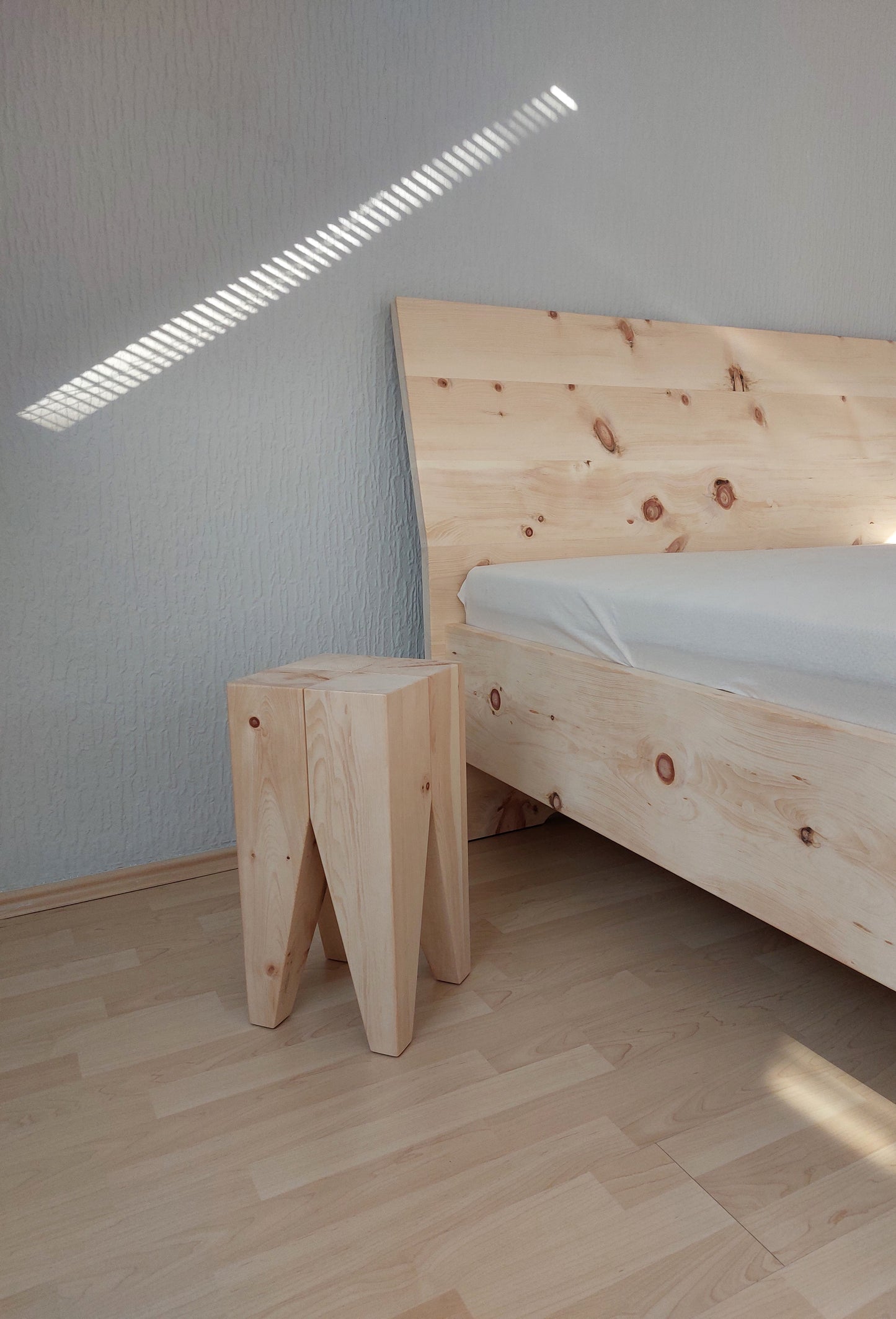 Beistelltisch Hocker Zirbe Schlafzimmer Bett Massivholzbett Arve Couchtisch Nachttisch Sitzbank Sitzhocker Stele Wohnzimmer Esszimmer Garderobe Praxis Arzt Zahnarzt Wartezimmer Büro Einrichtung