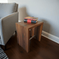Design Hocker Nussbaum Beistelltisch - moderner Sitzhocker Massivholz Nachttisch in Amerikanischem Nussbaum - Einrichtung für Wohnzimmer, Schlafzimmer, Praxis und Büro
