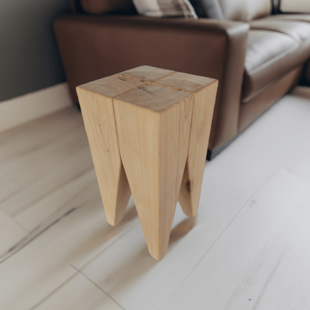 Skandinavischer Massivholz Beistelltisch & Hocker