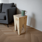 Rustikaler Hocker Zirbe Massivholz - Handgefertigter Beistelltisch in Zahnhocker Design