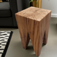 Moderner Holz Hocker in Eiche Altholz - handgefertigter Beistelltisch und Nachttisch 