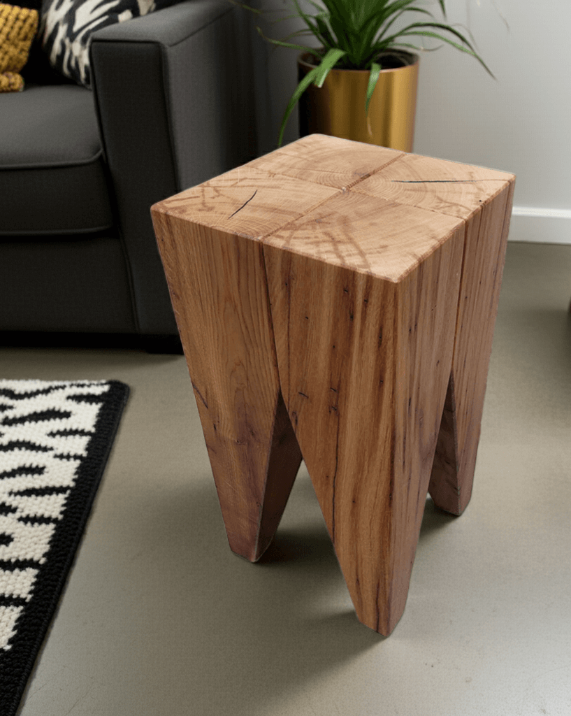 Moderner Holz Hocker in Eiche Altholz - handgefertigter Beistelltisch und Nachttisch 