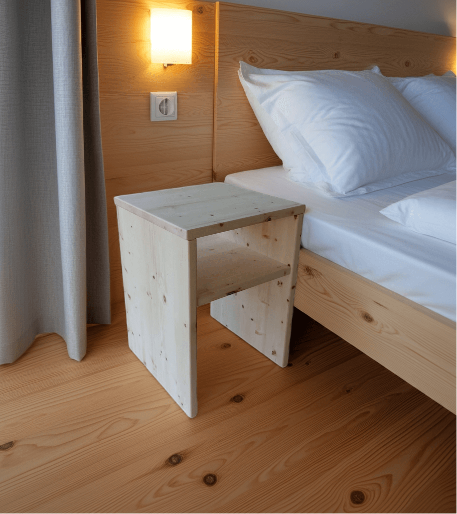 Rustikale Schlafzimmer Möbel - Handgefertigte Nachttische und Beistelltische in Zirbe  Massivholz