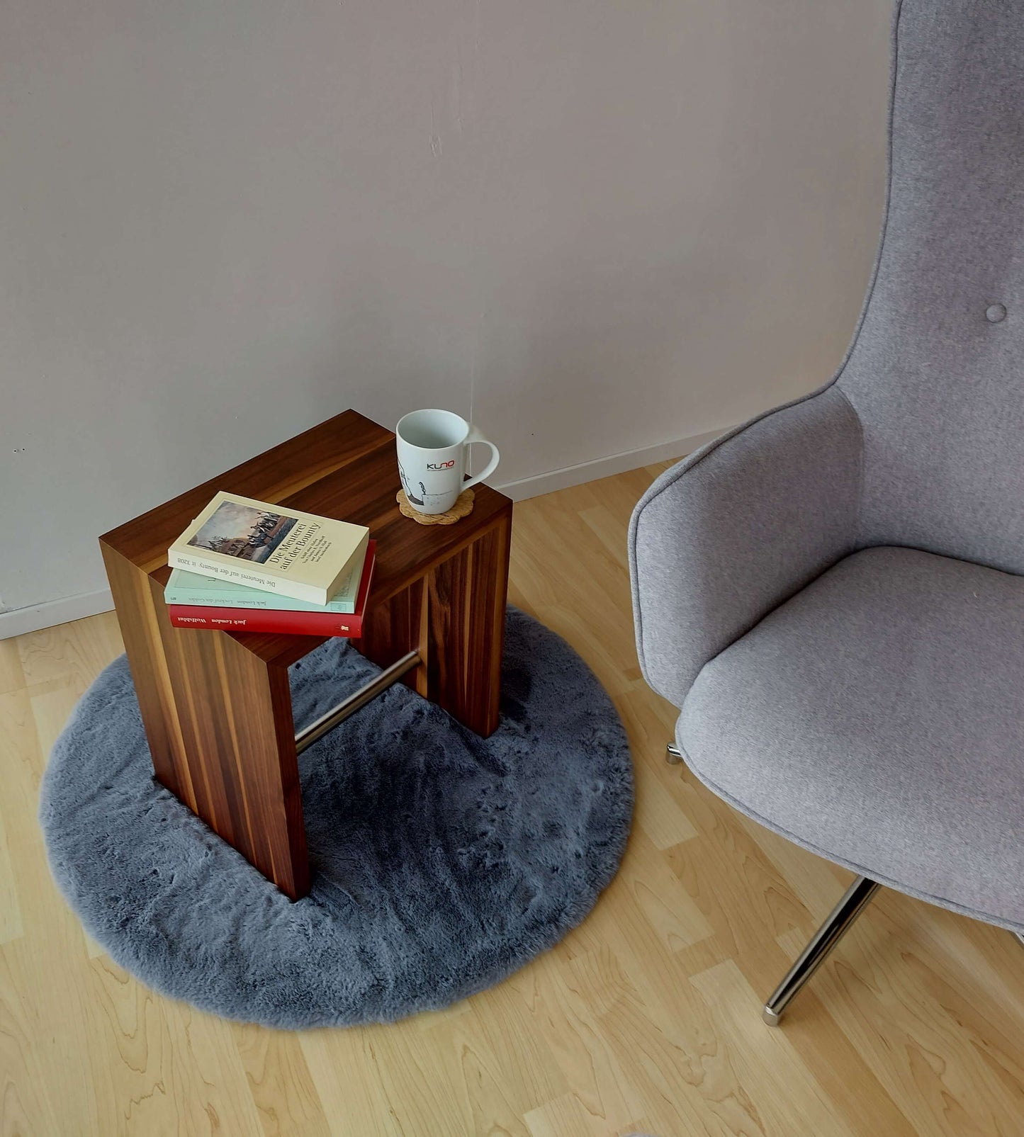 Beistelltisch Holz Nussbaum Design Hocker Sitzhocker Nachttisch Sitzbank Nachtkästchen Massivholz Black Walnut Schwarznuss Walnuss exklusive Designer Einrichtung Ulmer Hocker Stil Wohnzimmer Schlafzimmer Küche Praxis Zahnarzt Wartezimmer Büro Kanzlei 