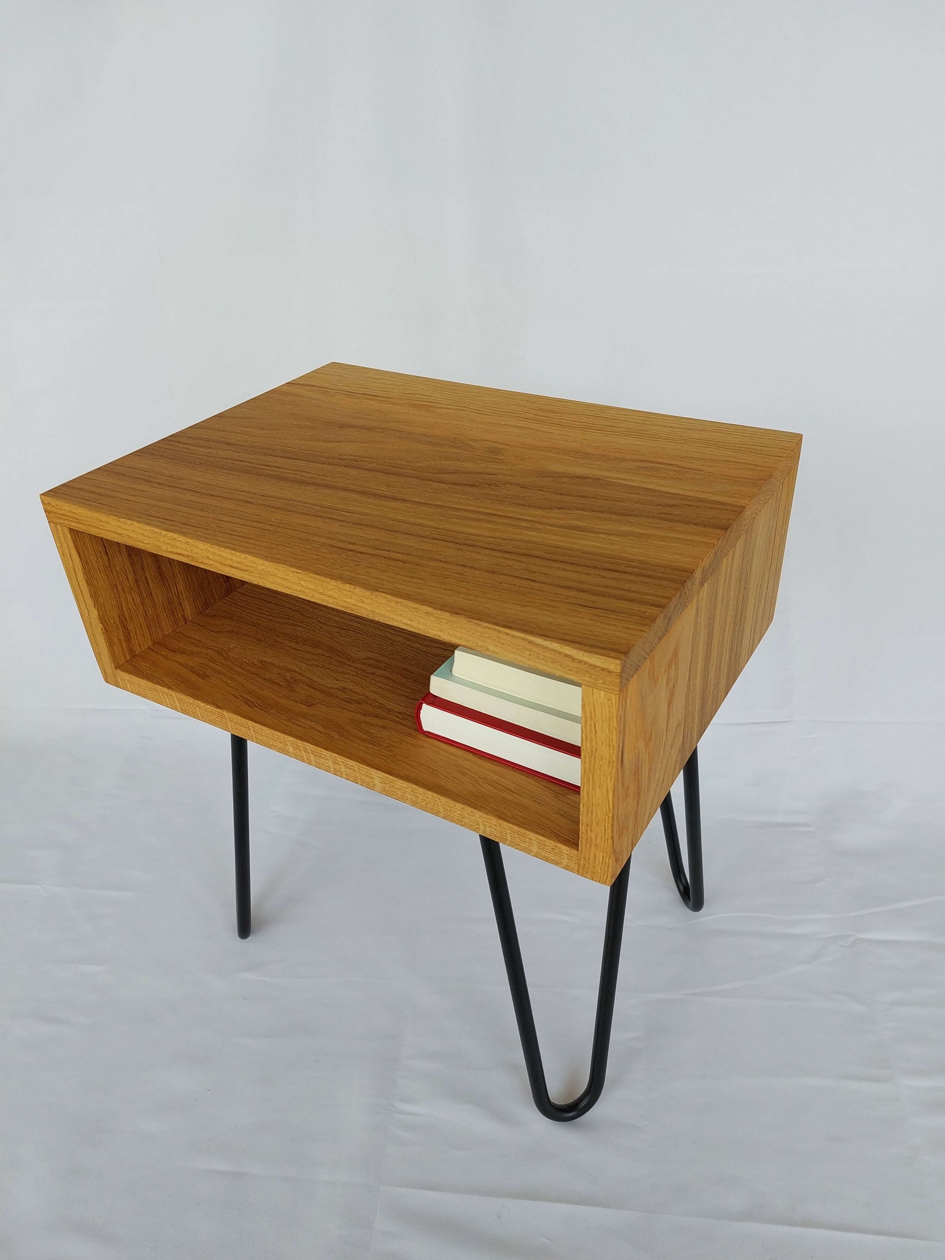 Holz Nachttisch Beistelltisch modernes Industrie Design Wohnzimmer stilvoll einrichten Haarnadelbeine Stahlfüße  Eiche Massivholz Tischfüße Tisch Couchtisch Coffee Table